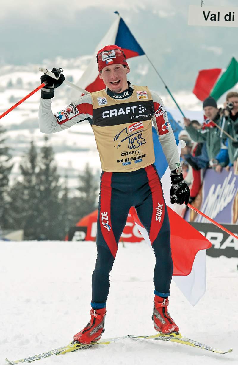 Чех Лукаш Бауэр на финише победного для него «Тур де Ски» 2008 года. В руках Лукаша - те самые лыжные палки-пожар «KV+» ярко-красного цвета, что впервые я увидел в Рамзау у Михаила Ботвинова.
фото: Reuters.