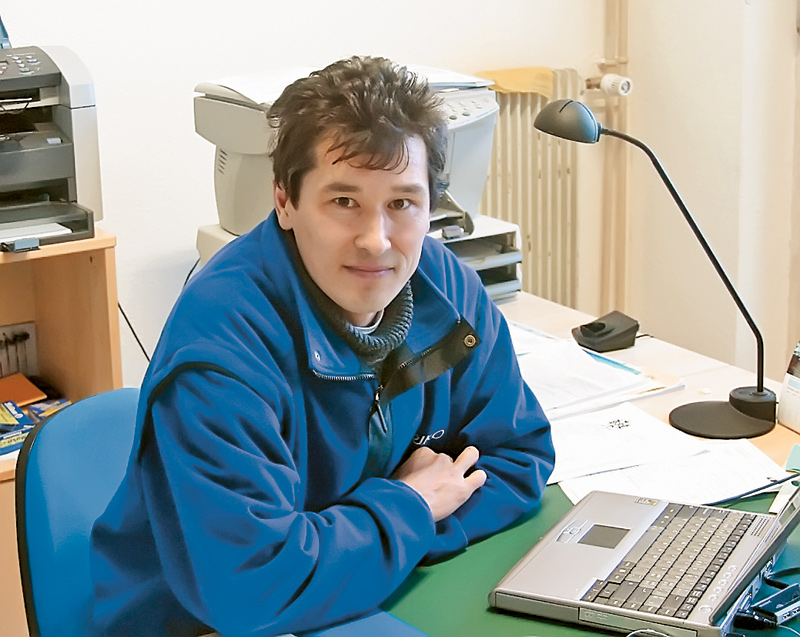 Тауф на своём рабочем месте в кабинете директора компании.
фото: Иван Исаев.
