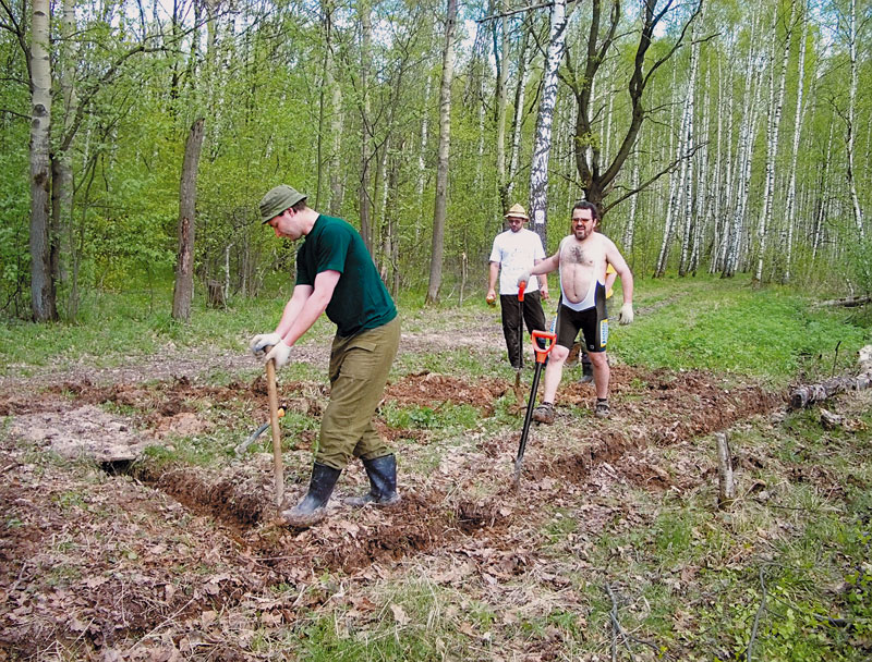 На весенних работах в Ромашково — члены одноименного лыжного клуба. 
 фото: А.Гаврилов