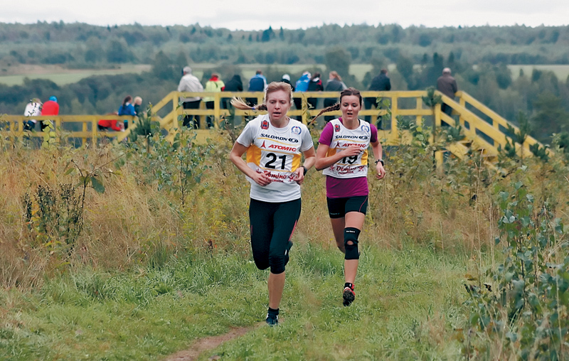 Анна Медведева из Свердловской области (№21) выигрывает у москвички Евгении Фешиной (№19) по ходу кросса уже минуту. 
фото: Татьяна Вишняк