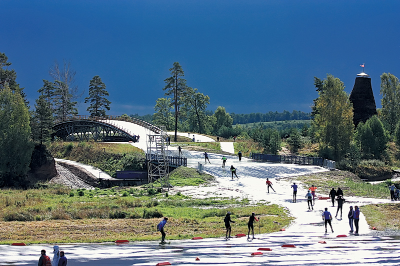 Вот бывают же в жизни удачи! Посмотрите на этот снимок Татьяны Вишняк. Как написала сама Татьяна на своей страничке в Фэйсбуке, снимок этот она сделала утром. От себя добавим — и строго против солнца (посмотрите на тени спортсменов). Асфальт у Татьяны получился — точно расплавленное олово или… белый-белый снег. Только скользят спортсмены по этому олову-снегу — на лыжероллерах. 
фото: Татьяна Вишняк