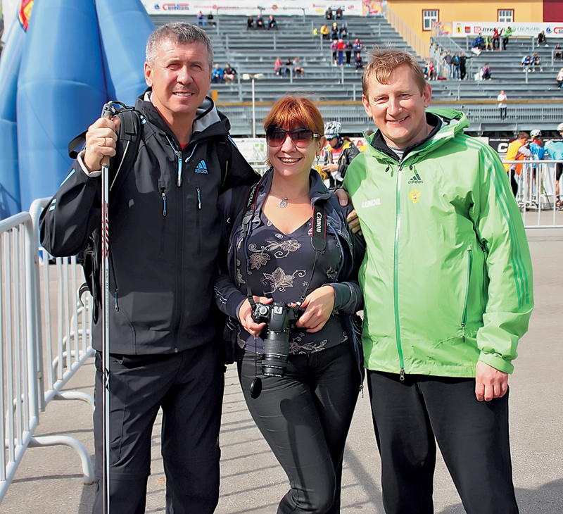 А вот перед вами и автор верхнего снимка — сама Татьяна Вишняк в обнимку со старшим тренером спринтерской сборной Михаилом Талгатовичем Девятьяровым (слева) и главным тренером сборных команд России Юрием Михайловичем Каминским (справа). 
фото: из архива Т.Вишняк