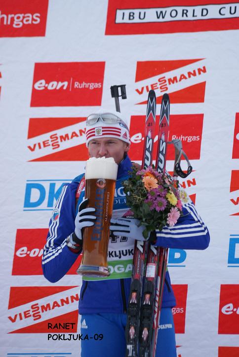 Иван Черезов пробует спонсорское пиво