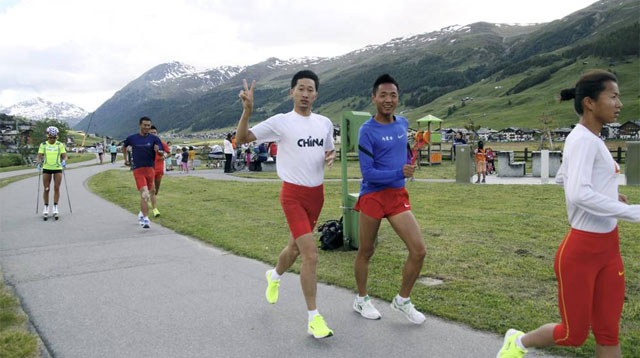 На велодорожке есть место как бегунам, так и тем, кто тренируется на лыжероллерах. На фото Терезе Йохауг и ходоки из сборной Китая