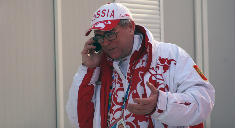 Владимир Алексеевич Логинов принимает поздравления от президента ОКР России Л.Тягачёва по случаю победы Е.Дементьева в 30-километровой гонке на Олимпийских играх в Турине. Фото: И.Исаев