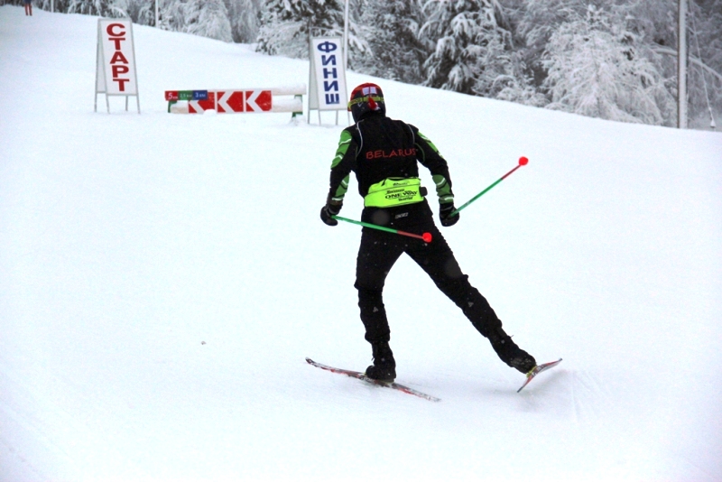 Лыжники тренируются вы тренируйтесь лыжники