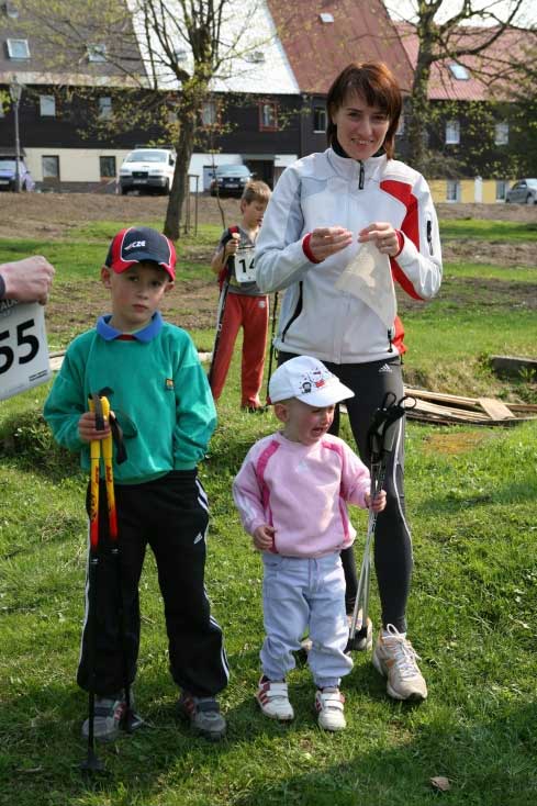 Всей семьей на соревнования! Хотя младшему эта затея, похоже, не очень нравится:)