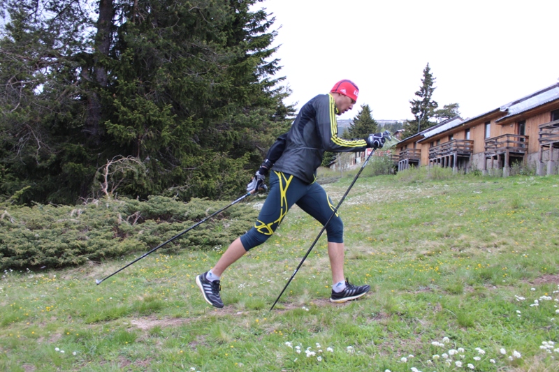 имитация лыж. тренировки лыжников летом. лыжная имитация. имитация лыж. лыжная имитация.