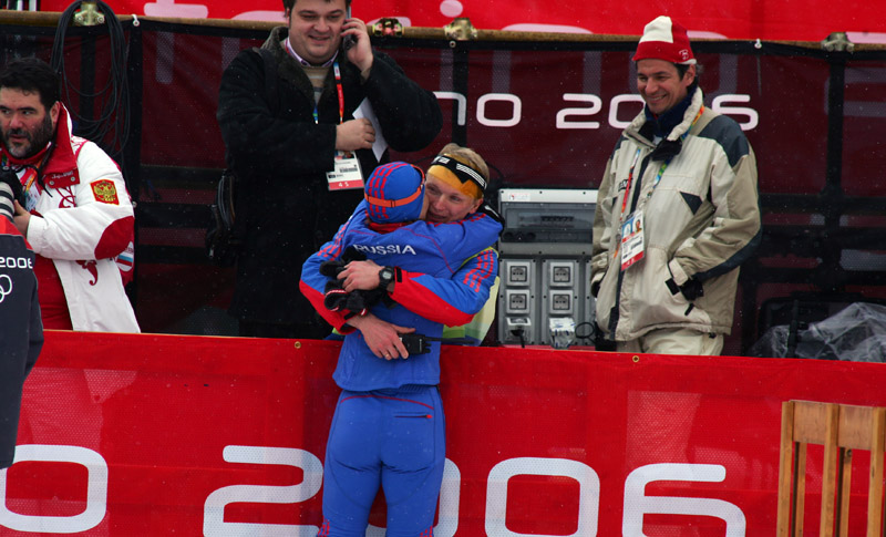 Лыжи. Олимпийская чемпионка Евгения Медведева принимает поздравления от своего мужа – Алексея Медведева, на финише олимпийской эстафеты 4х5 км в Турине. Фото – В.Белоусов.