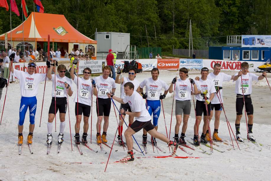 Мужчины-лыжники: на переднем плане Роман Виролайнен, сзади стоят (слева направо) Никита Крюков, Евгений Дементьев, Николай Морилов, Александр Кузнецов, Александр Легков, Алексей Петухов, Егор Сорин, Антон Гафаров, Александр Панжинский, Михаил Девятьяров