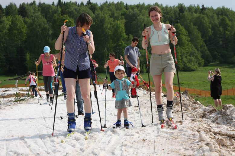 Экс-главный редактор skisport.ru Надежда Рязанская с дочкой Женей и мамой Татьяной Юрьевной. Свои первые в жизни 300 м на лыжах Женя прошла на Сходне в мае!