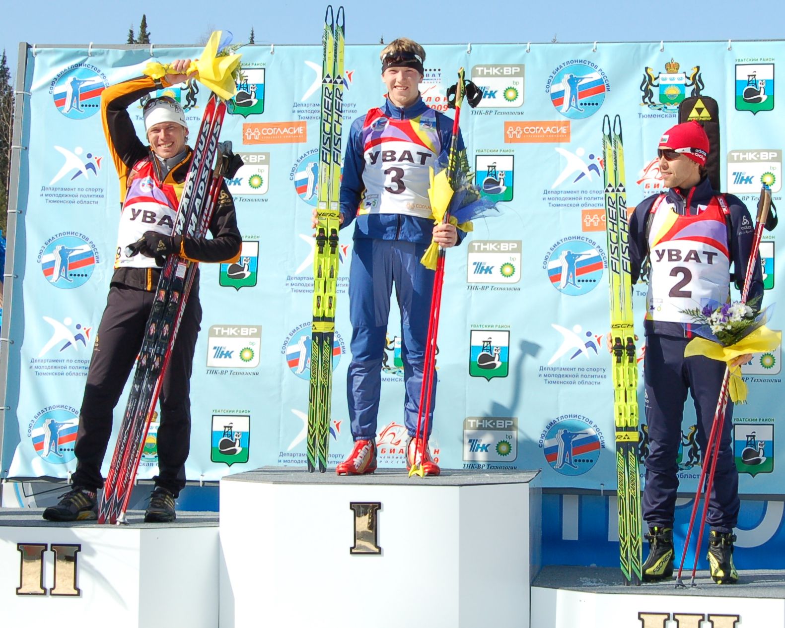 лыжники на пьедестале. биатлон награждение на олимпиаде. биатлон сборная россии мужчины 2022. биатлон россия на пьедестале. биатлонисты на пьедестале.