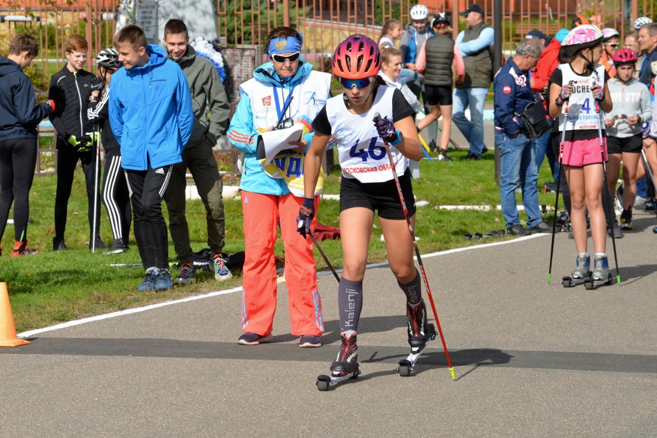 Старт Ирины Головатюк (Подольск), будущей победительницы этой гонки среди девушек среднего возраста.