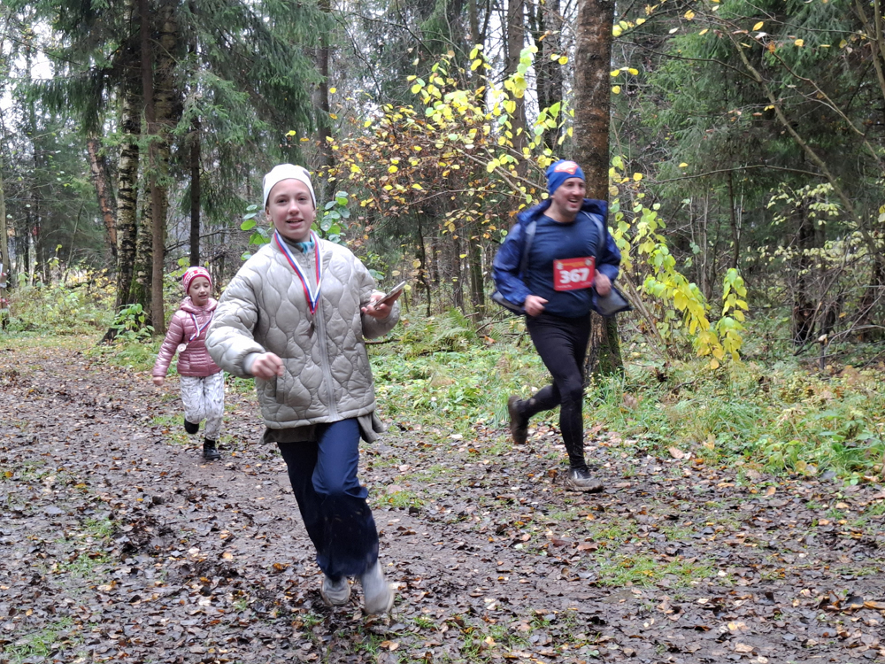 На дистанции.