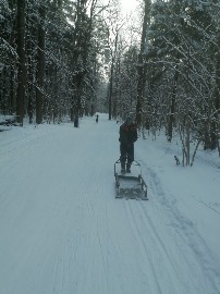 Сергей Кондратков пытается готовить лыжню руками
