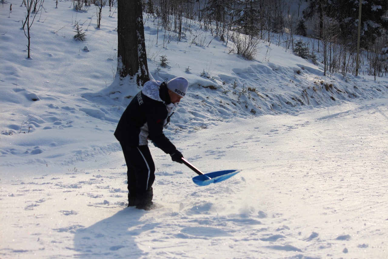 Соревнования начались, но все равно приходится работать лопатами, чтобы присыпать "тощие" участки снегом.