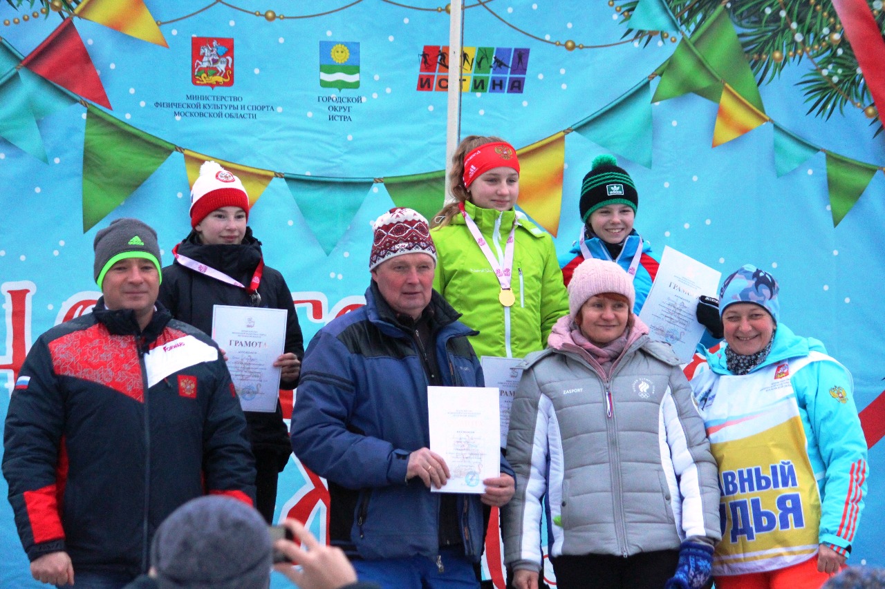 Церемония награждения девочек младшего возраста.