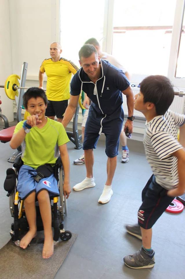 Кроме лыжников, Александр Легков пообщался с паралимпийцами и детьми из секции следж хоккея