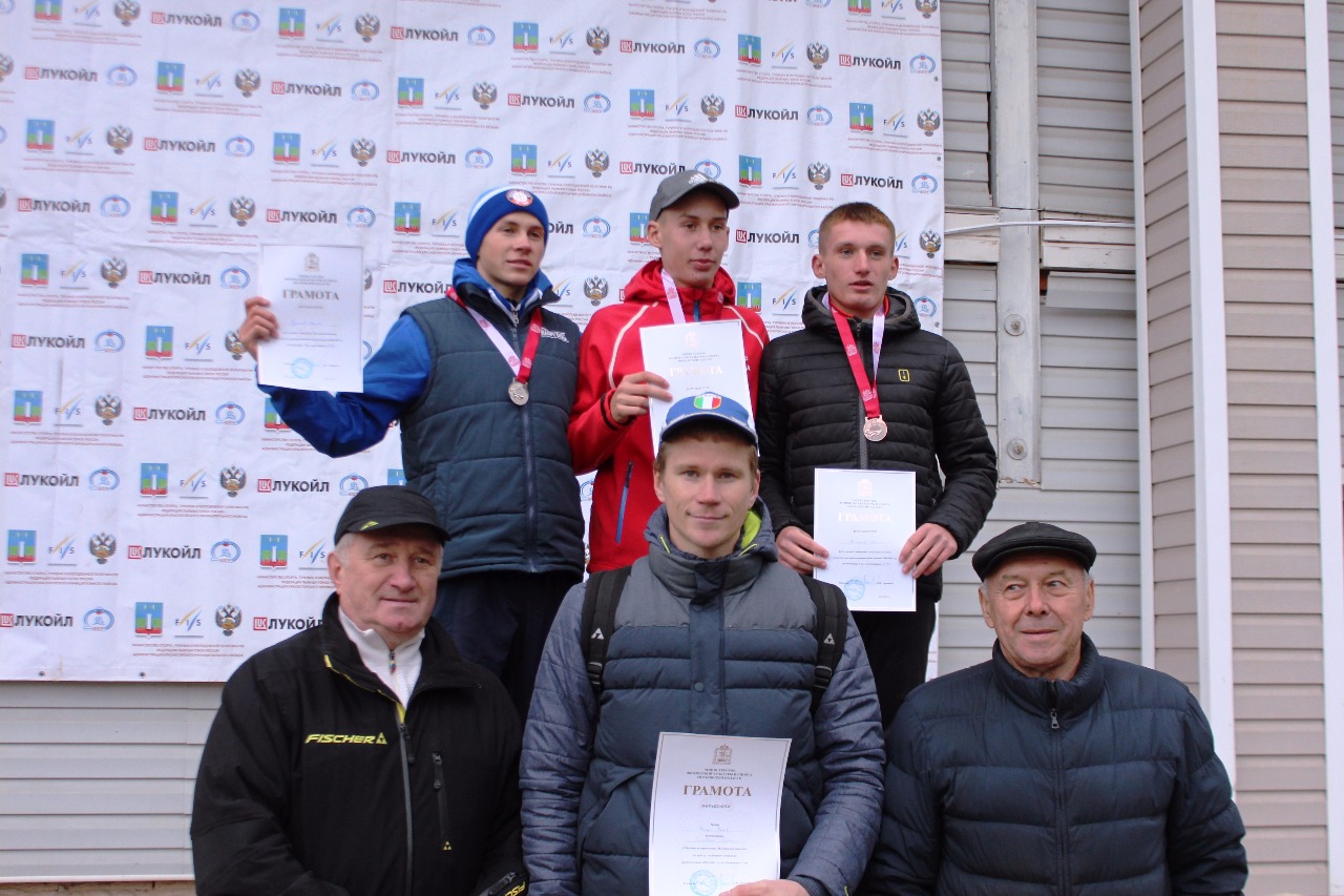 Так выглядел пьедестал у старших юношей.