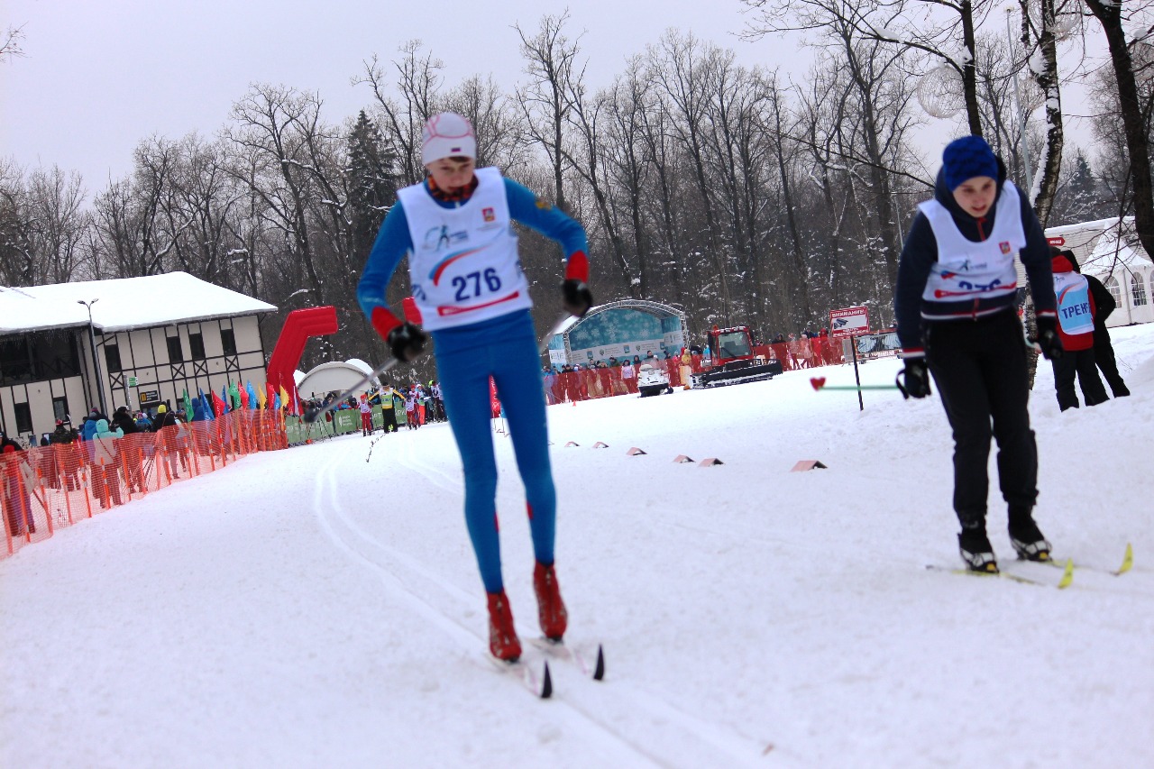Мальчишки расталкиваются на длинной стартовой прямой.
