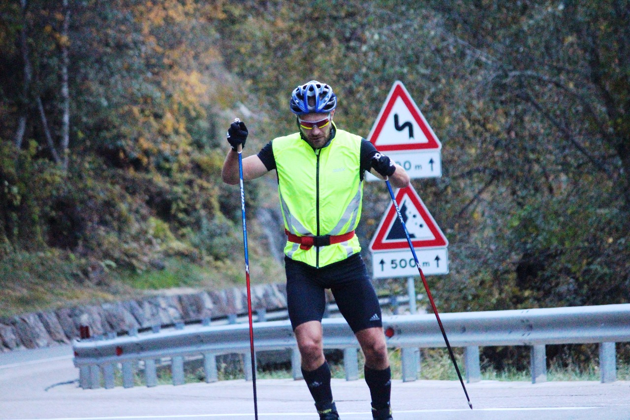 Проехал мимо Алексей Петухов, который в этот день не участвовал в "битве титанов" на интервальной тренировке. А выполнял в аэробном режиме подъем в гору до места проживания спортсменов.
