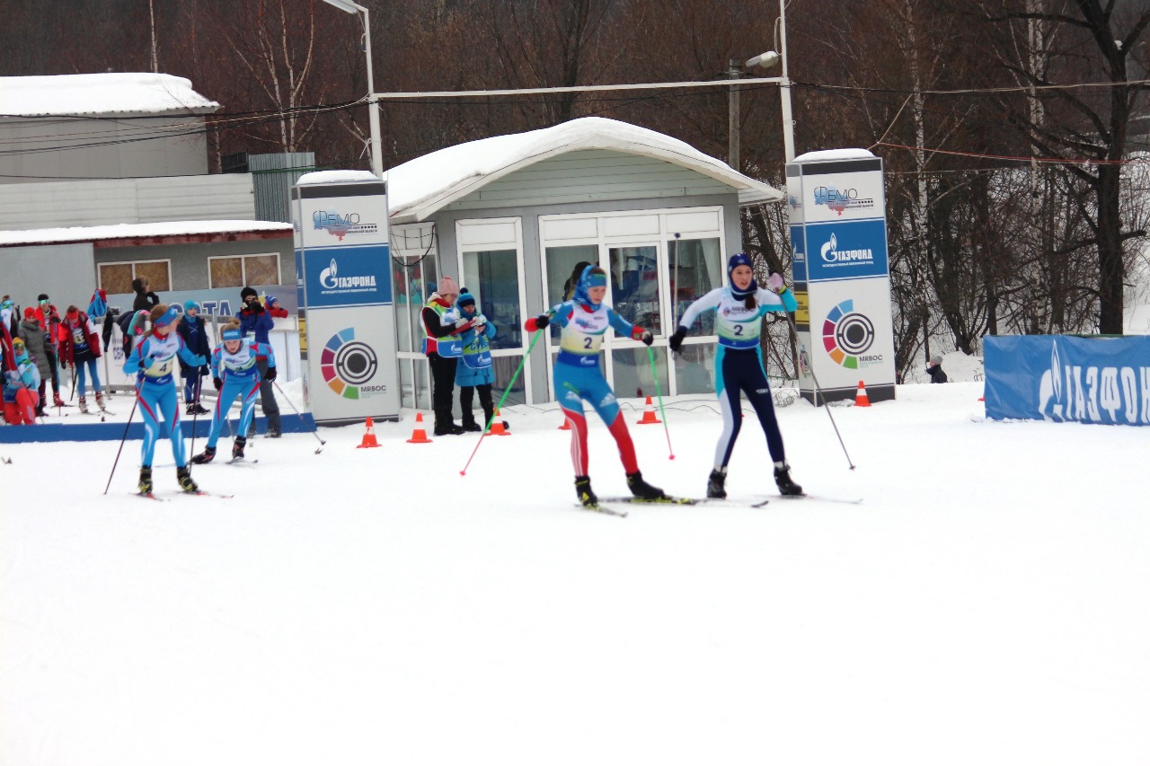 А вот вторая и третья команда бегут рядышком.