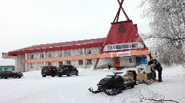 Снегоход на парковке у супермаркета Дикси в центре посёлка (с.Ловозеро, Мурманской обл.)