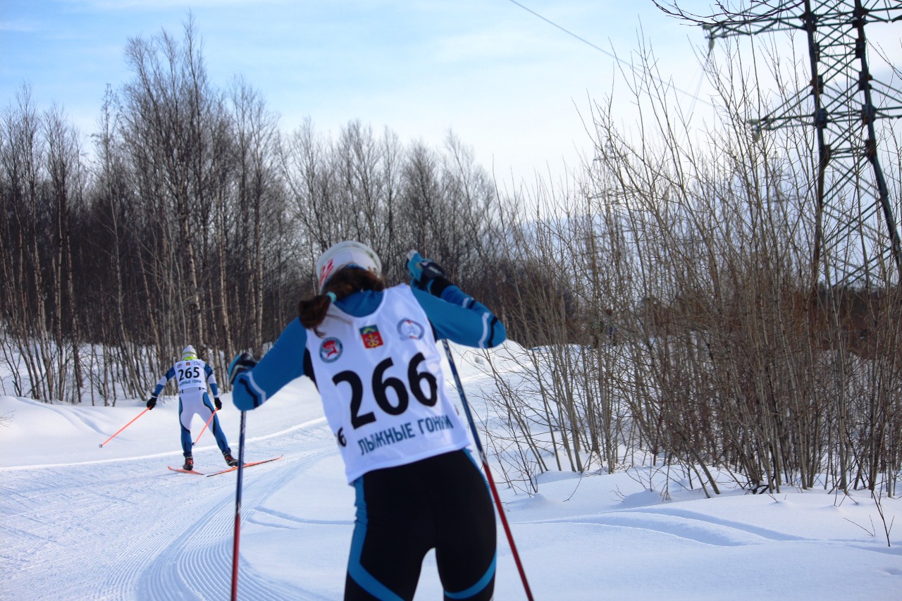 Убегающие вверх Валентина Каминская (номер 265 и Анна Белая - номер 266).