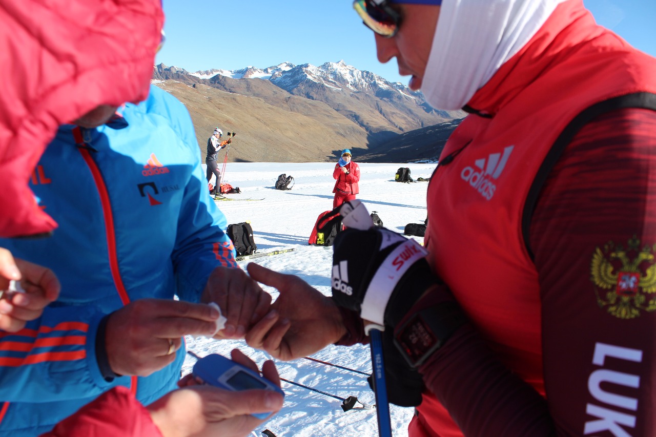 Александр Легков за той же процедурой.