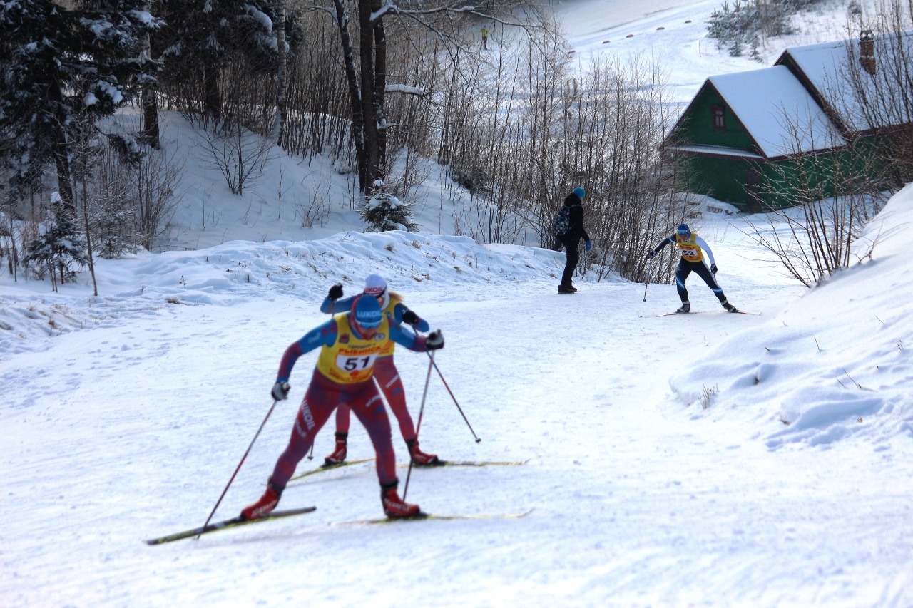 Габриелла Калугер и Наталья Ильина. Позади них на "выключателе" уже видна Дарья Сторожилова.