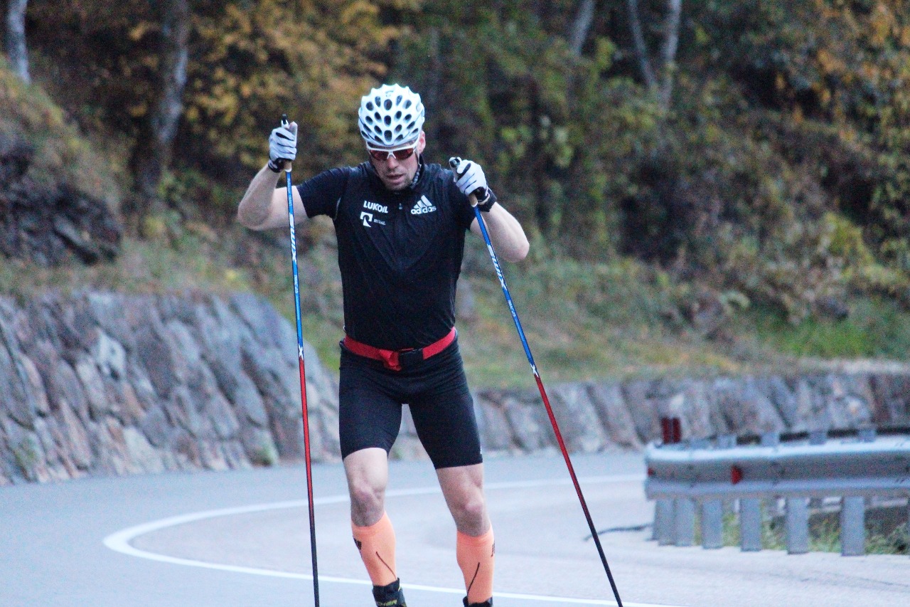 Сергей Устюгов на разминке в аэробном режиме проходить высоту примерно 1000 метров над уровнем моря.