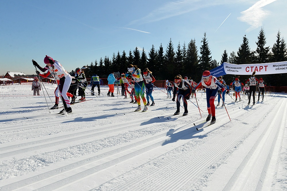 Старт первого этапа у девушек среднего возраста 2002-2003 годов рождения.
