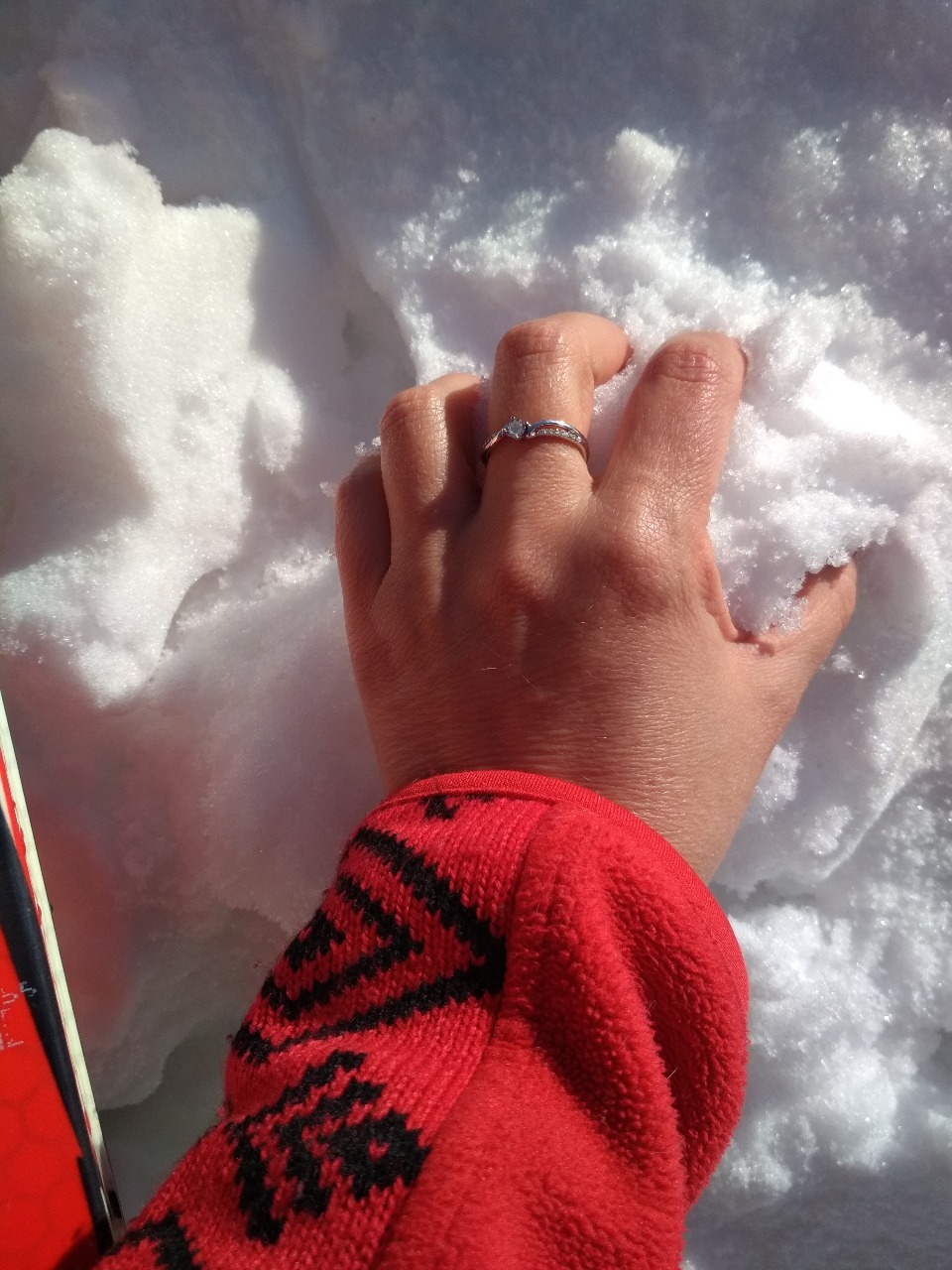 Фотосессия кольца в снегу