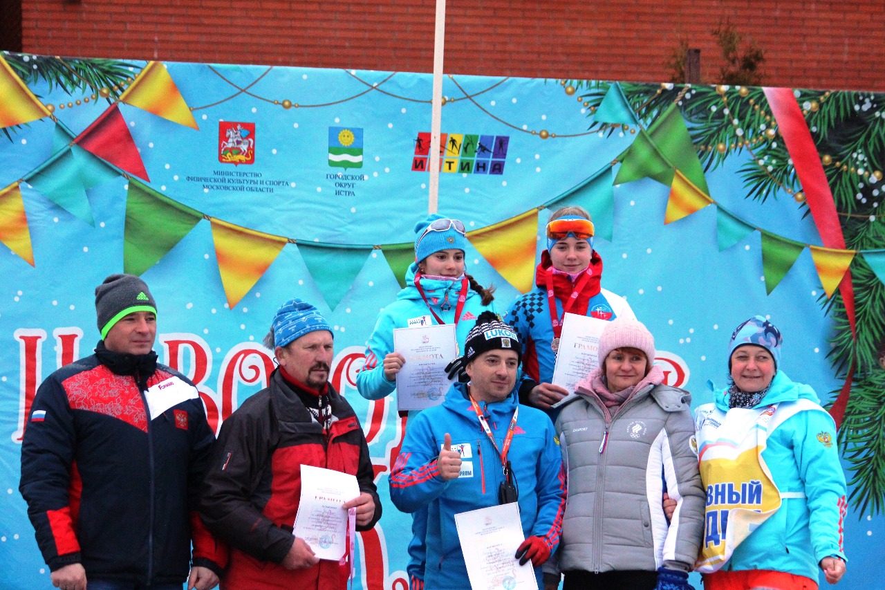 Награждение девушек среднего возраста.