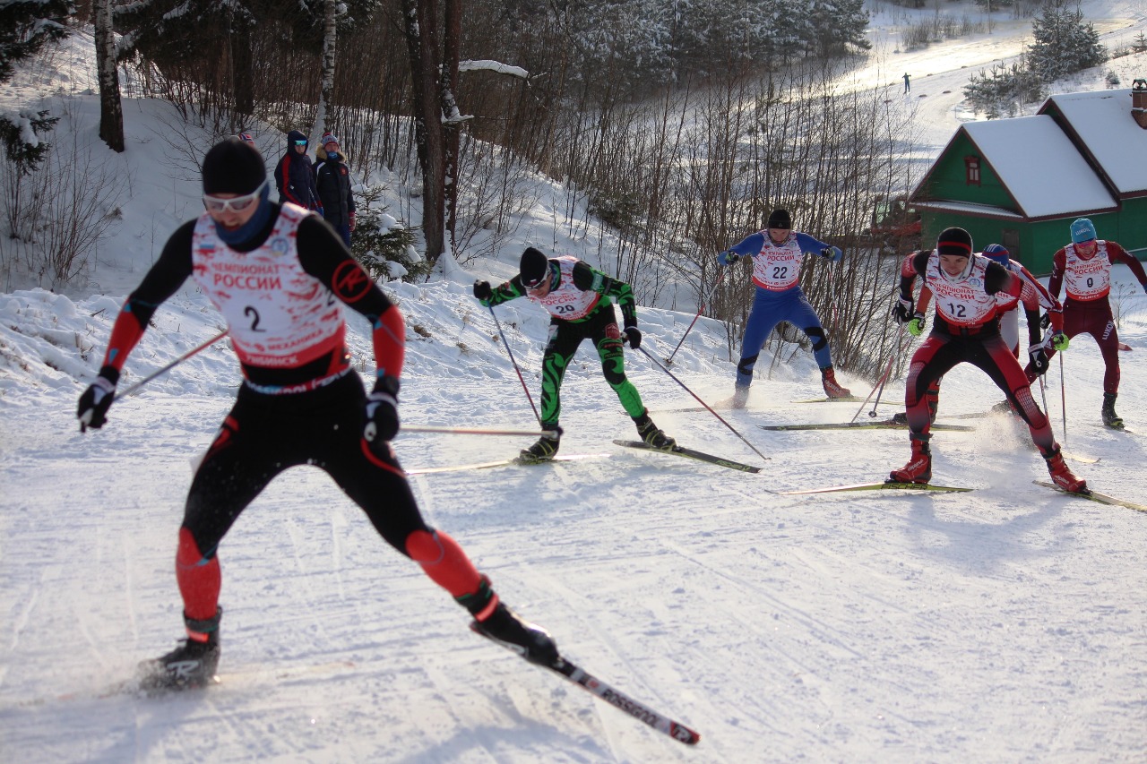 От Викулина старается не отстать Максим Зубцов (Московская область, номер 12).