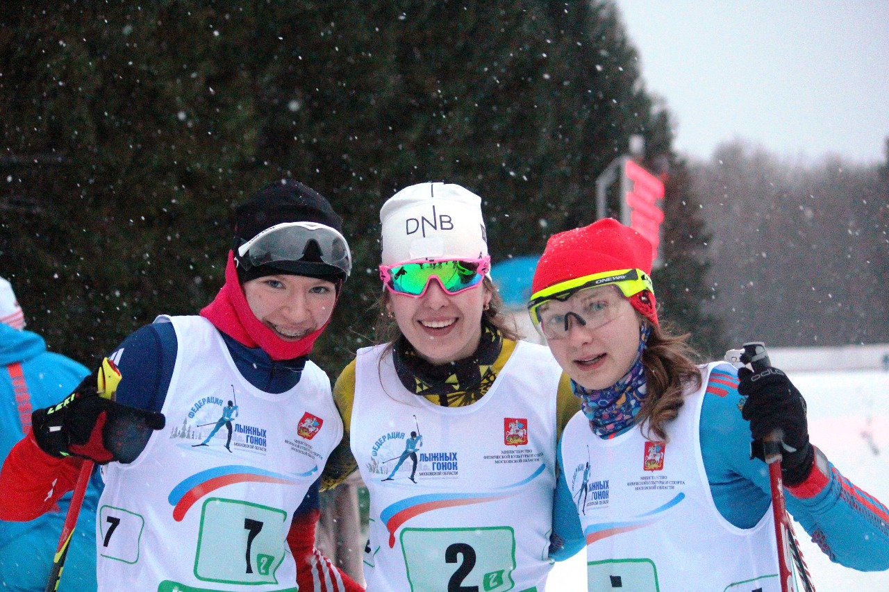 Фото с чемпионкой: Кристина Белякова, Валерия Абражеева и Анастасия Шатнова.