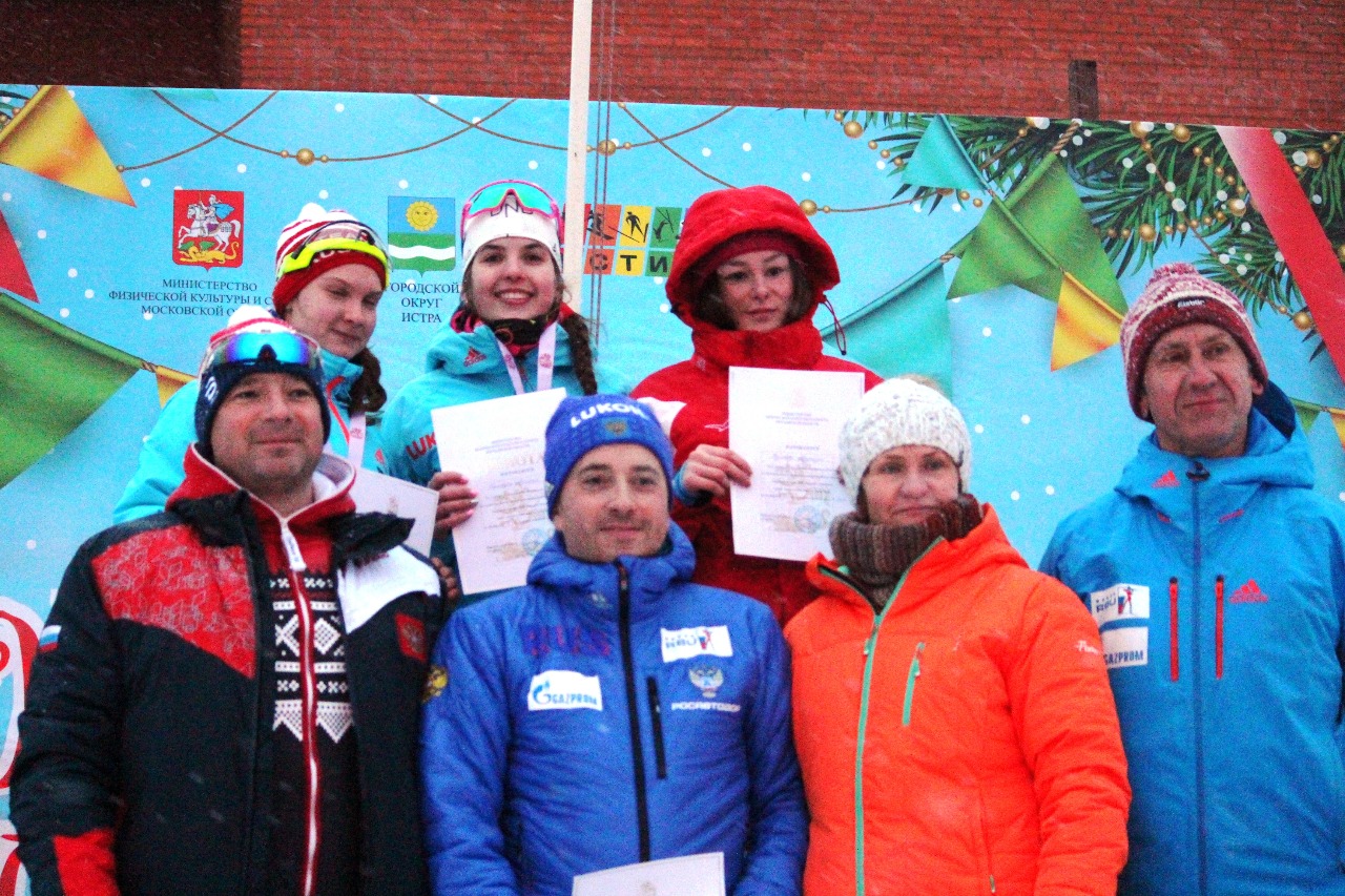 Награждение девушек и в переднем ряду тренер победительницы Андрей Павлушин.