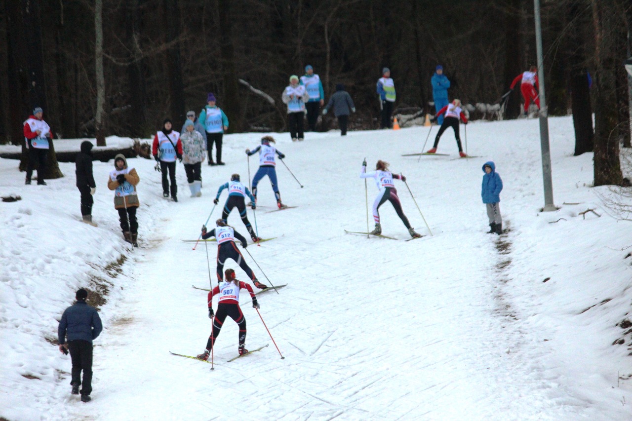 Штурмуют первый подъем девушки среднего возраста.