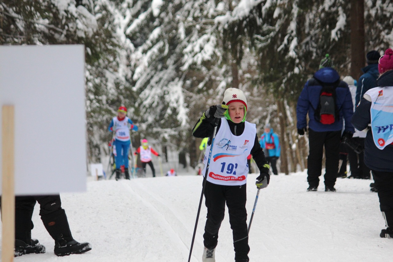 Малышка борется с усталостью и терпит.