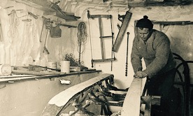 Улаф Бьоланд за работой по подготовке саней экспедиции