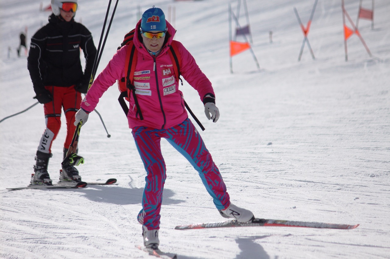 Айно-Кайса Сааринен закончила свою утреннюю тренировку и мчится к кресельному подъемнику.