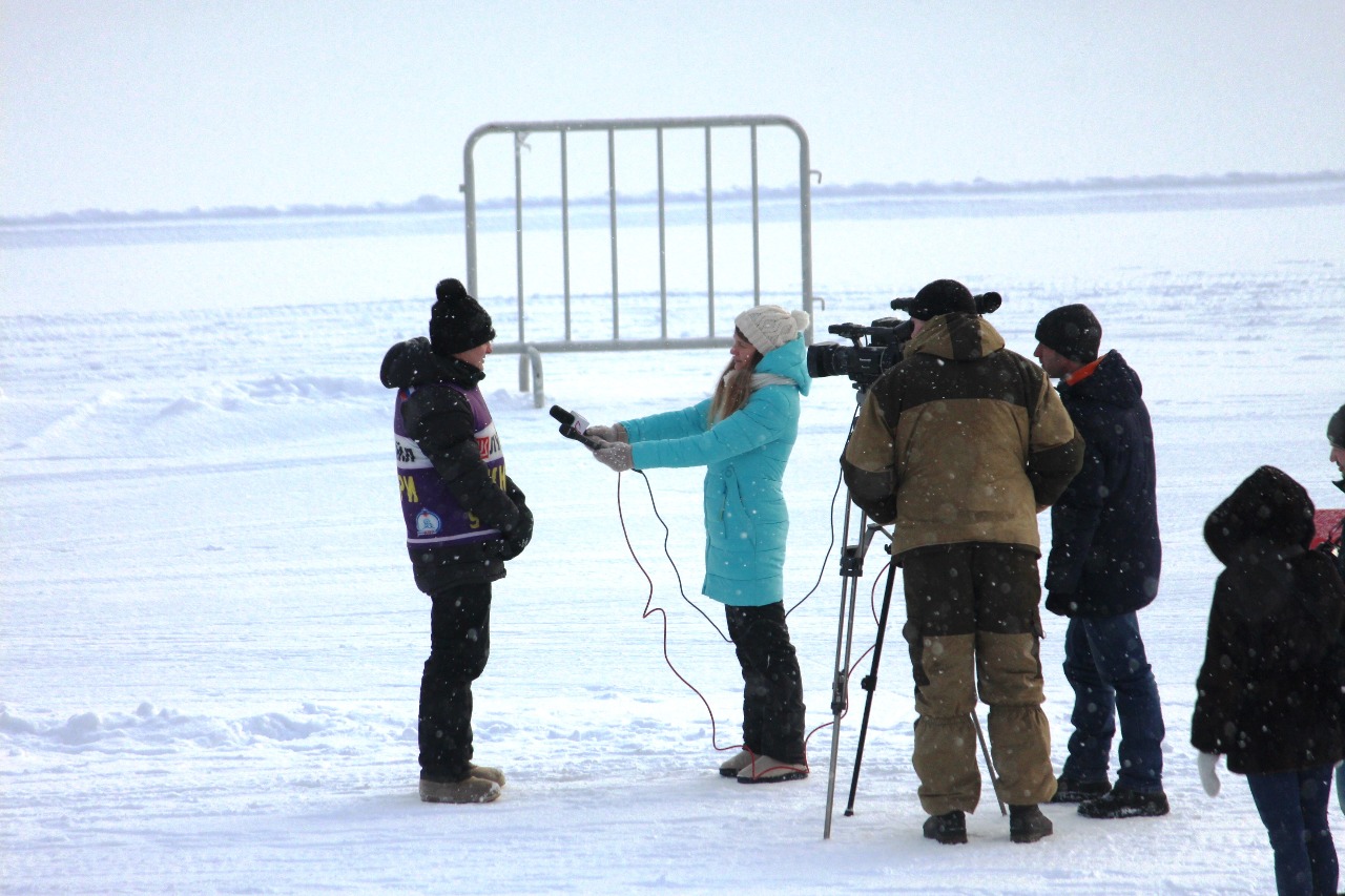 Главный судья соревнований Андрей Арсеньев дает интервью ярославскому телевидению.
