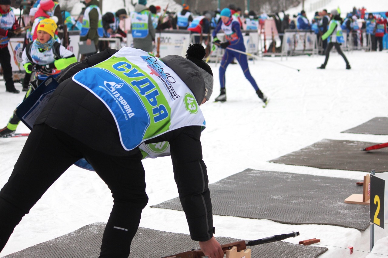 Пока спортсмены на кругу, судьи на рубеже должны успеть перезарядить их винтовки.