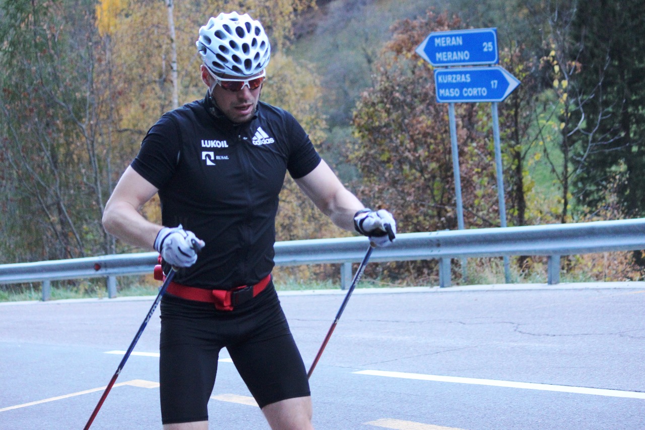 По дорожным указателям мы видим. что до поселка Мазо Корто на высоте 2012 метров над уровнем моря, где живут лыжники,. еще 17 км. 