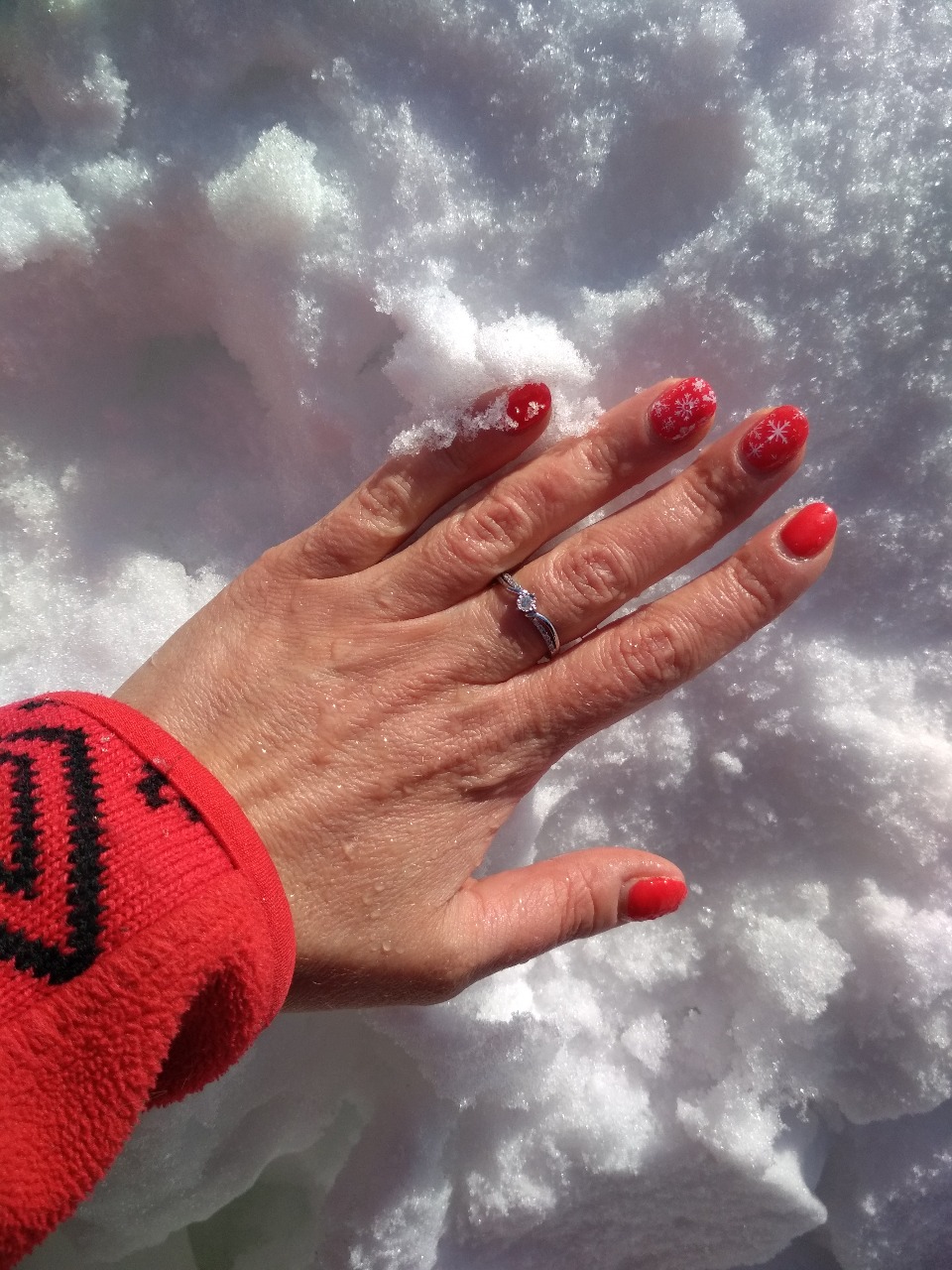 Да что там кольцо, вы ногти оцените!