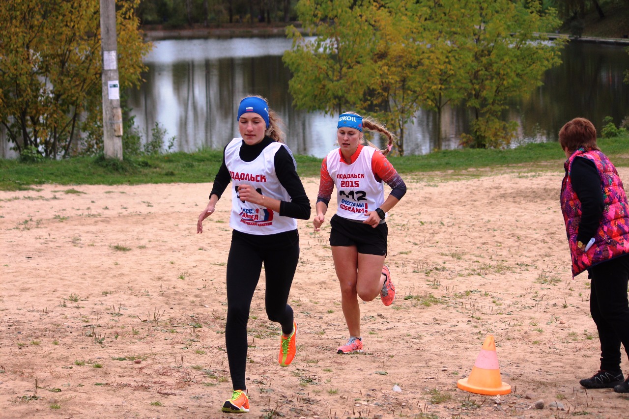 Начало дистанции у девушек старшего возраста. С первых же метров темп задавала Елизавета Бормашенко под 211 номером.