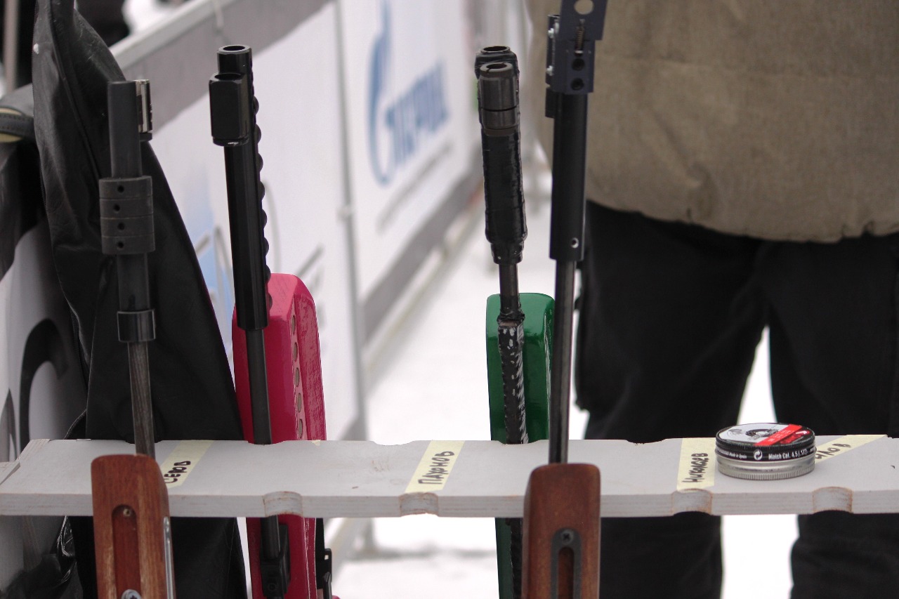 Винтовки в судейской зоне для перезарядки.