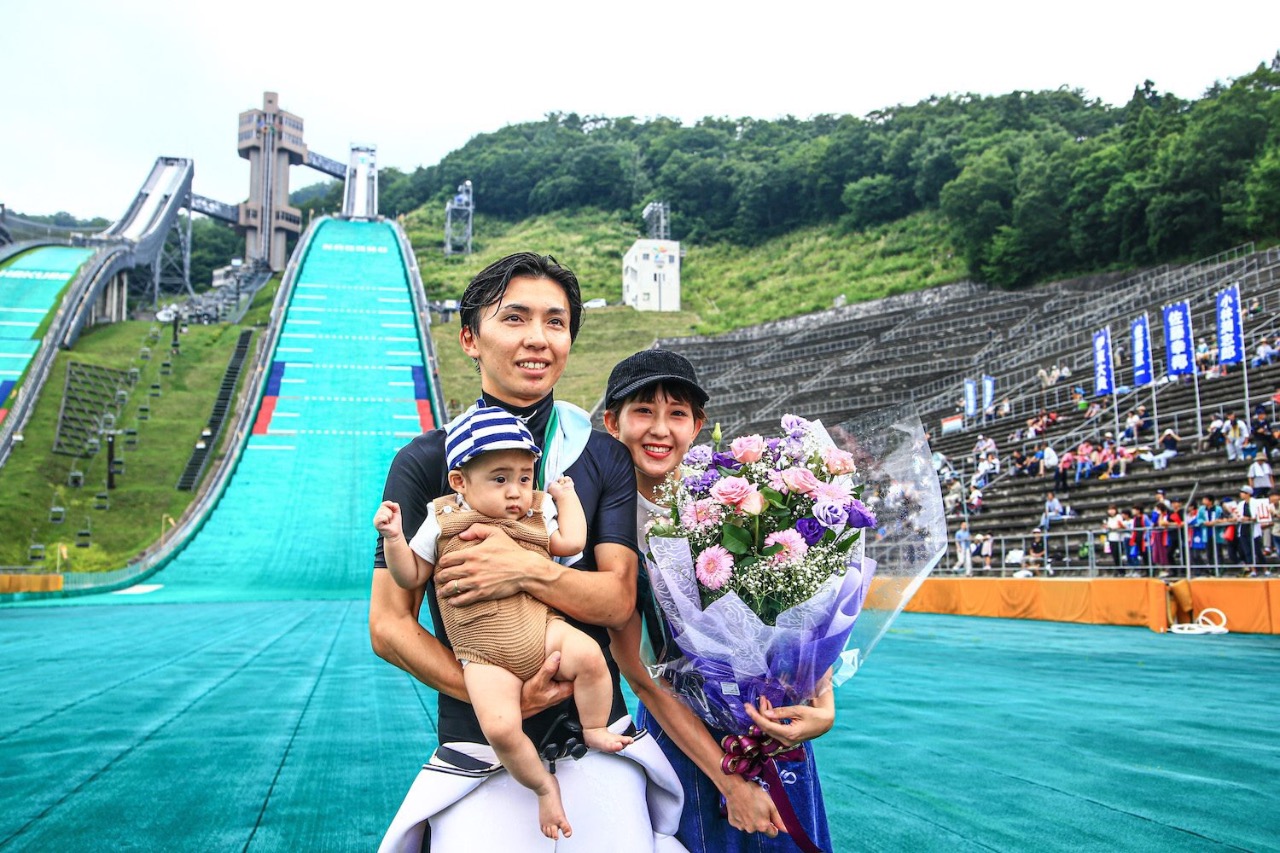 Кенто Сакуяма с женой и сыном