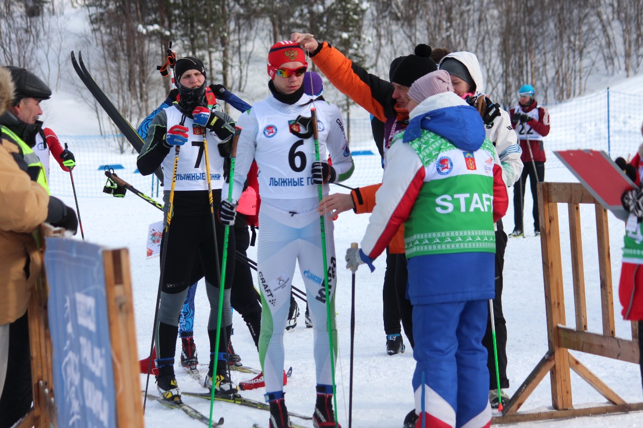 Процедура замера роста спортсменов и длины палок для классической гонки в соответствии с правилами ФИС.