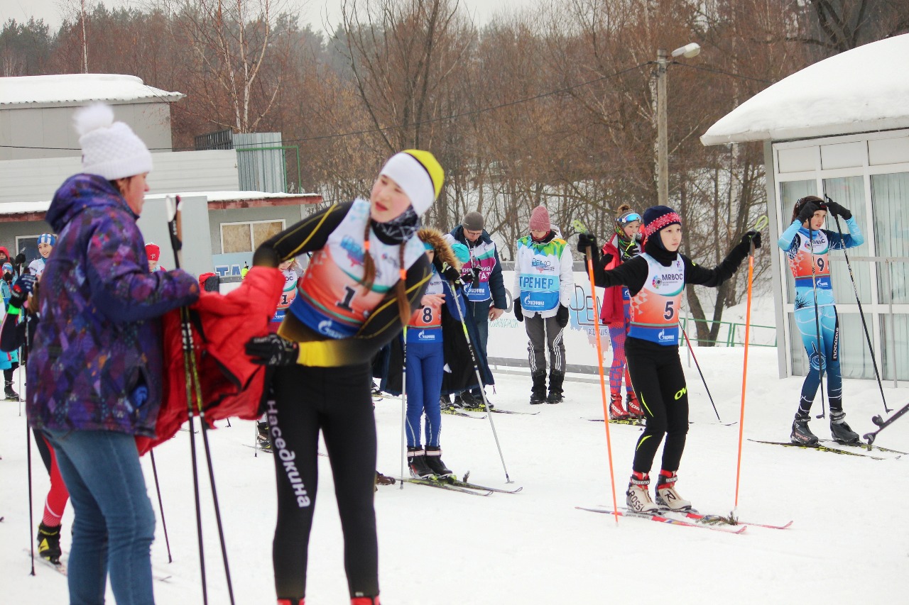Последние минуты перед стартом эстафеты девочек.